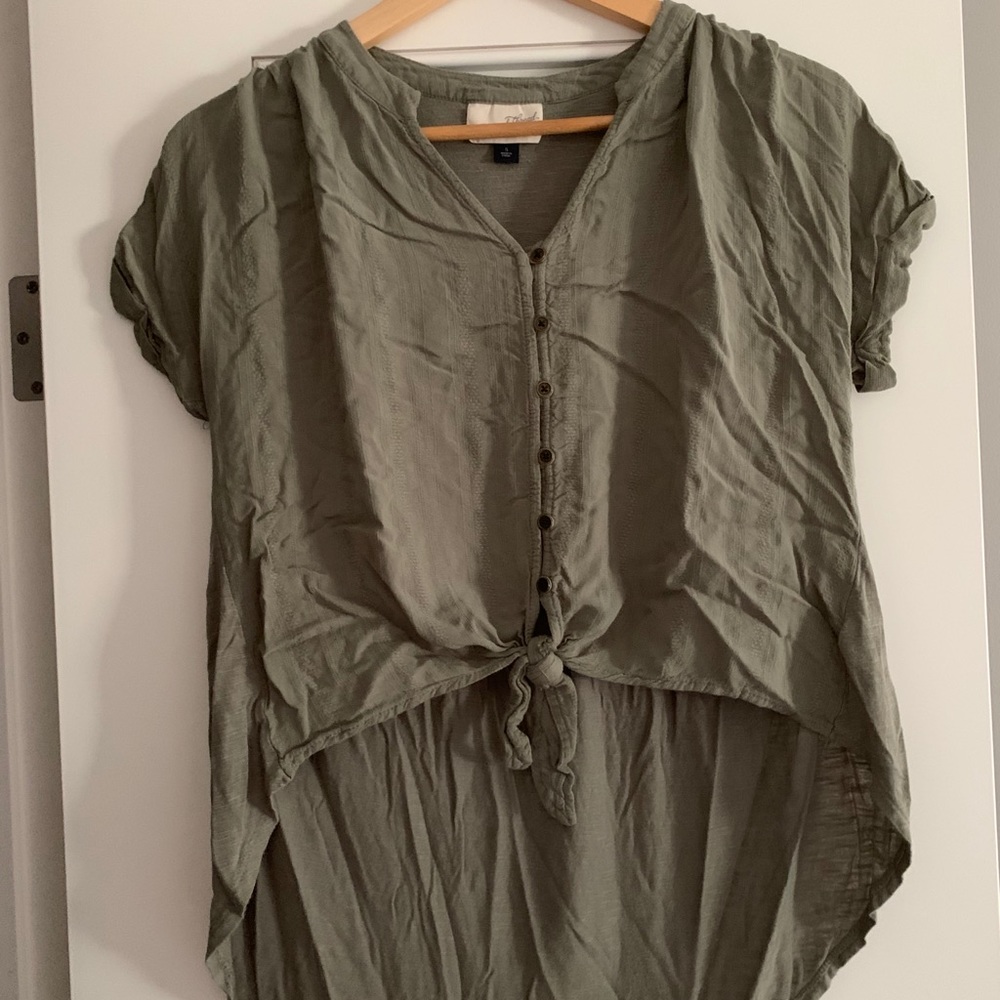 Universal Thread S Sage Green button front Top